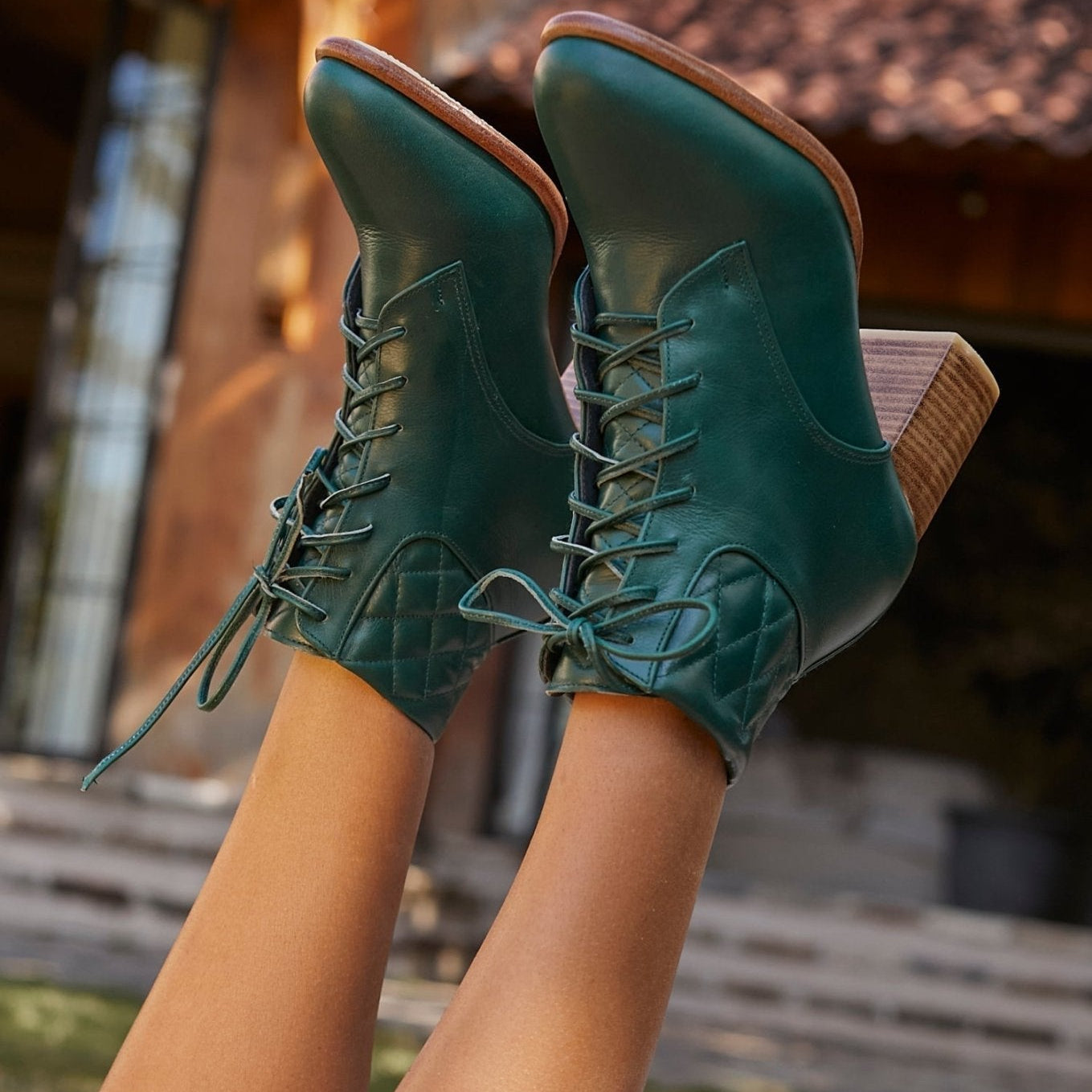 Rising Mara – Handgefertigte Leder Heel Booties mit Holzabsatz