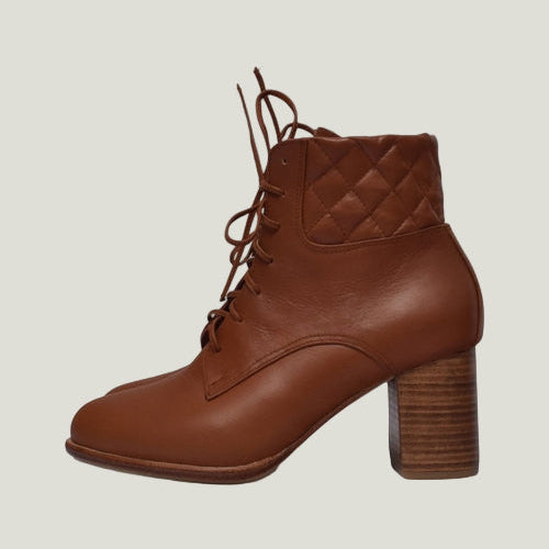 Rising Mara – Handgefertigte Leder Heel Booties mit Holzabsatz