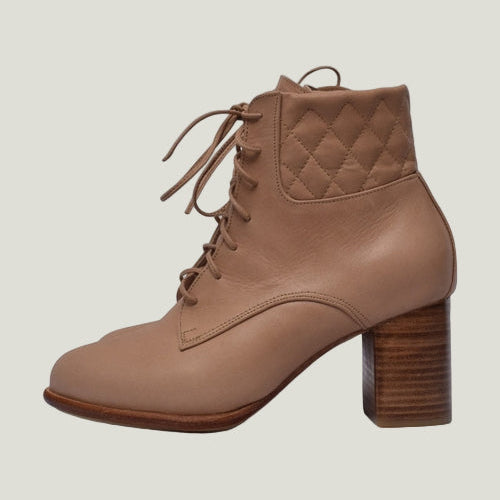 Rising Mara – Handgefertigte Leder Heel Booties mit Holzabsatz
