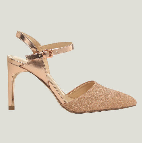 Glitzernden Stiletto-Sandalen