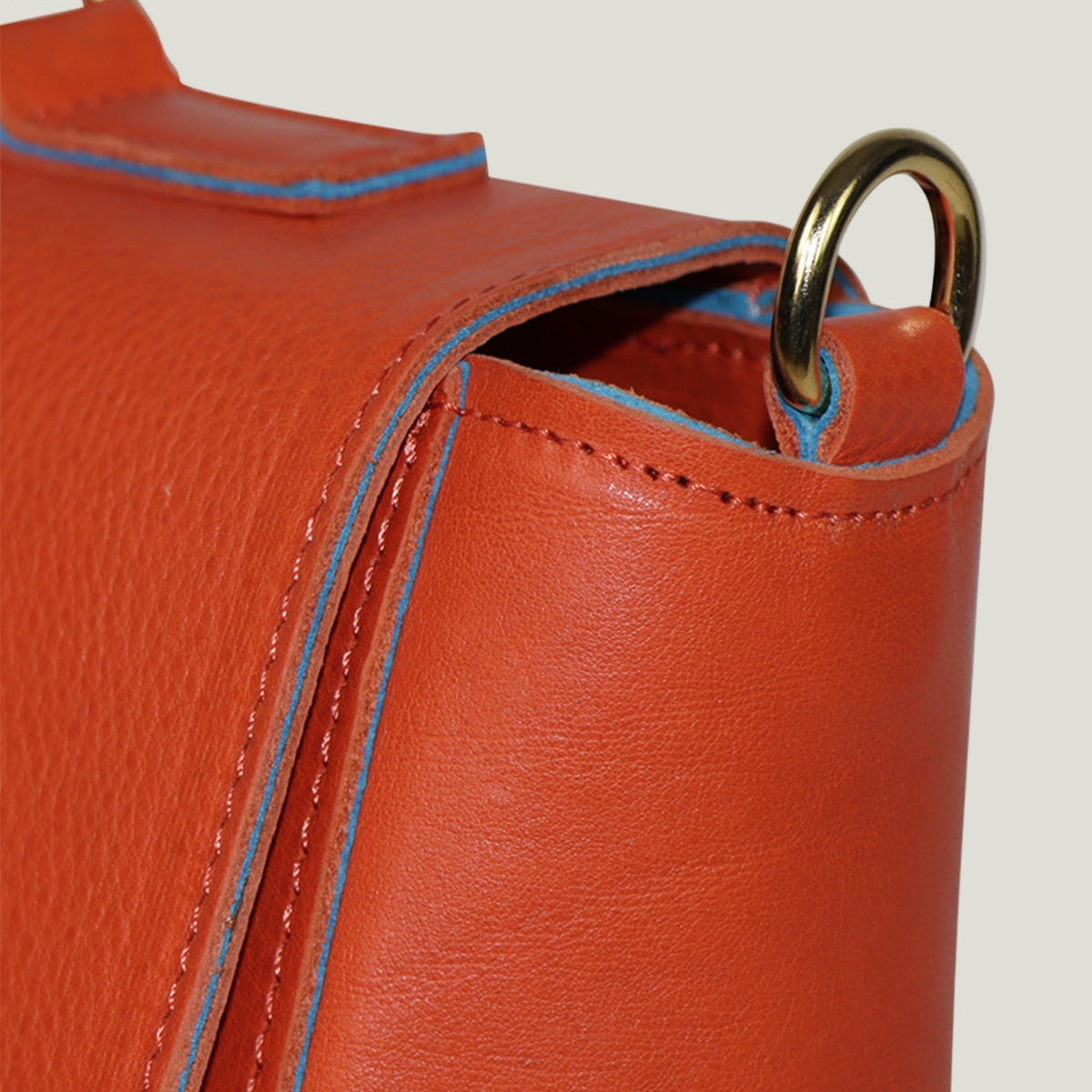 Elegante Handtasche aus pflanzlich gegerbtem Leder