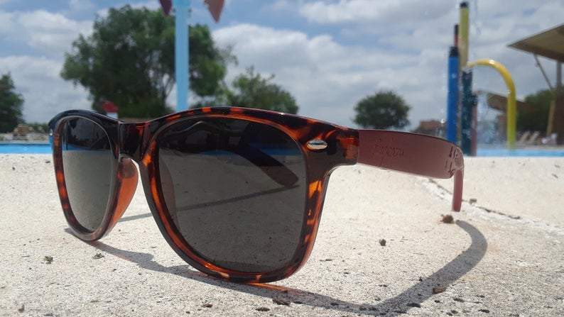 Red Bamboo Tortoise | Handgefertigte Sonnenbrille aus Holz – Polarisiert & UV400